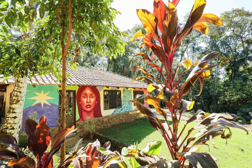 una casa con un dipinto sul lato di Casa da Índia - Pousada Jussara a Joinville