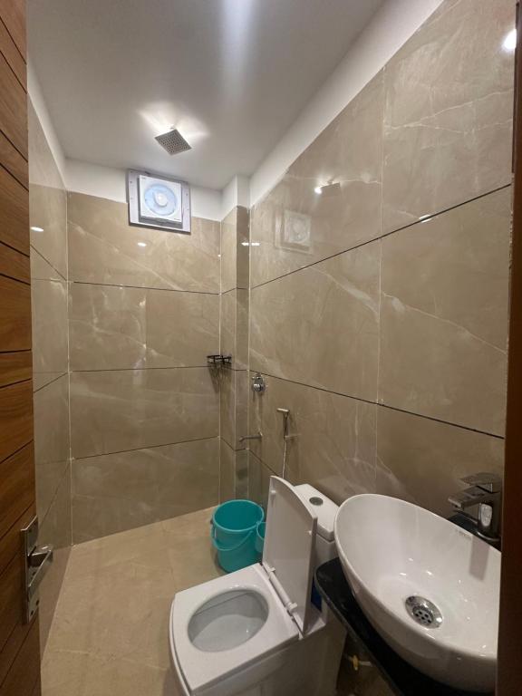 Et badeværelse på Rishikesh Sadan Studio- Best stay in Tapovan , Guests Favourite,Travellers Delight!!