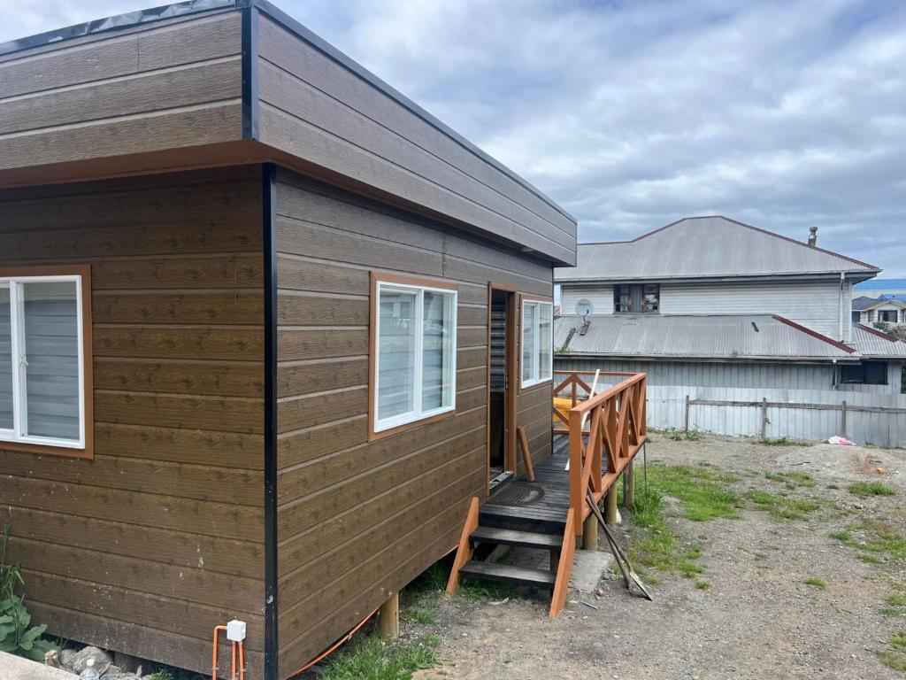 een tiny house met een trap daarheen bij CASA DEL CENTRo in Quellón