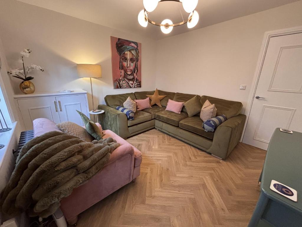 ein Wohnzimmer mit Sofa und Tisch in der Unterkunft The Rosemont in Royal Tunbridge Wells