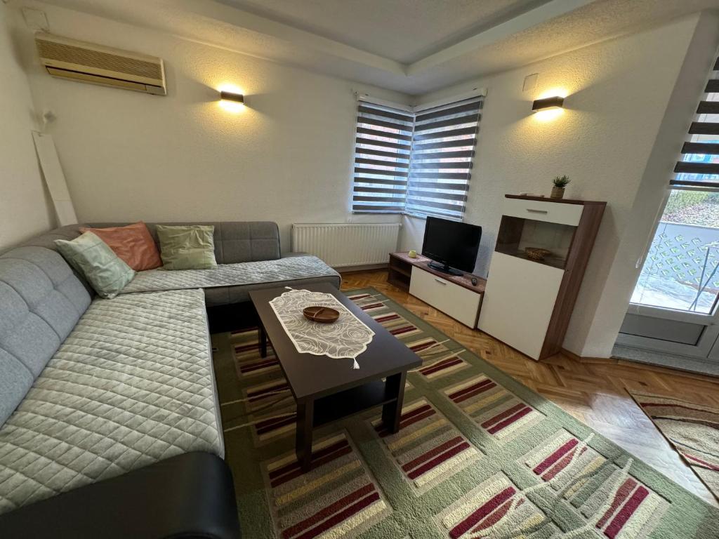 Et opholdsområde på Golden Lilly Apartment