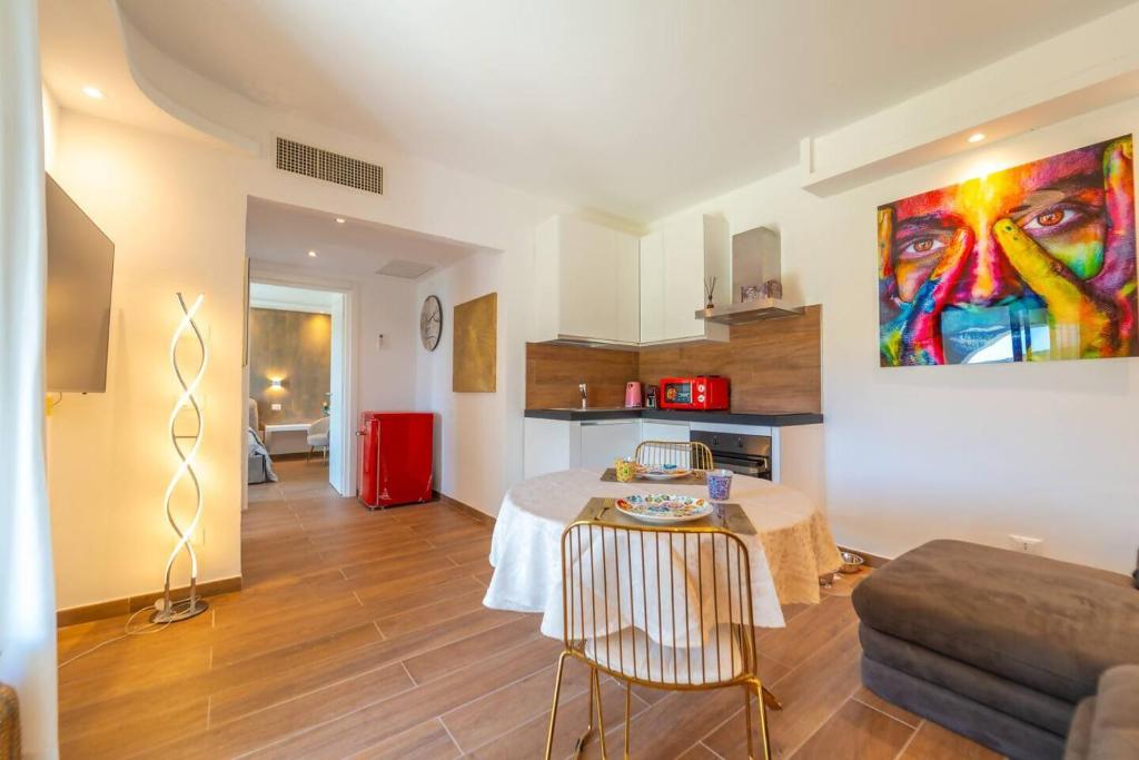 een woonkamer met een tafel en een schilderij aan de muur bij la maison dorée in Olbia