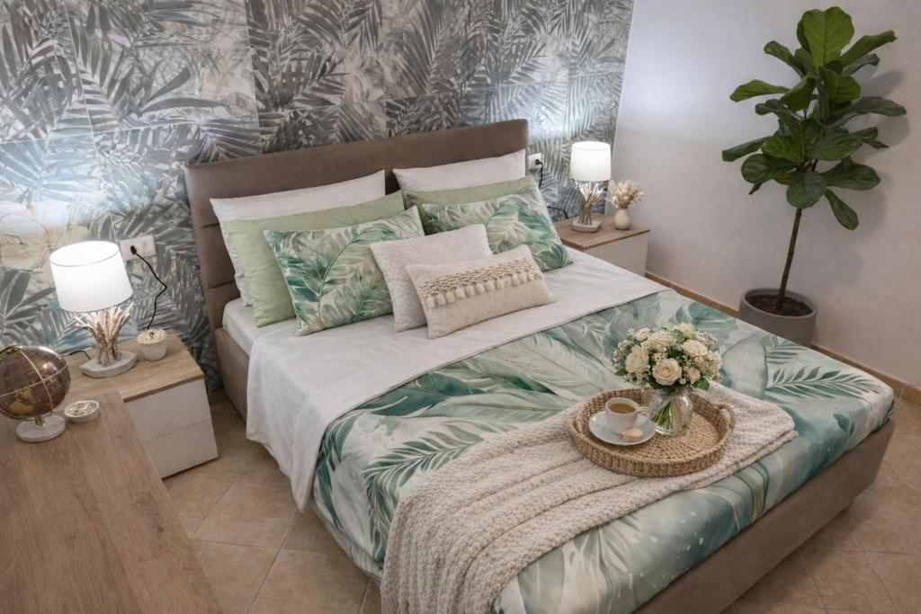 una camera da letto con un letto e un vassoio di fiori di Le Stanze Della Castellana a Bosa