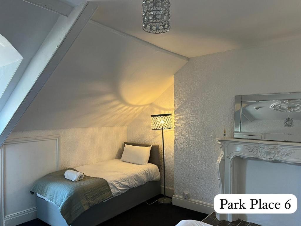 Postel nebo postele na pokoji v ubytování Park Place Apartments