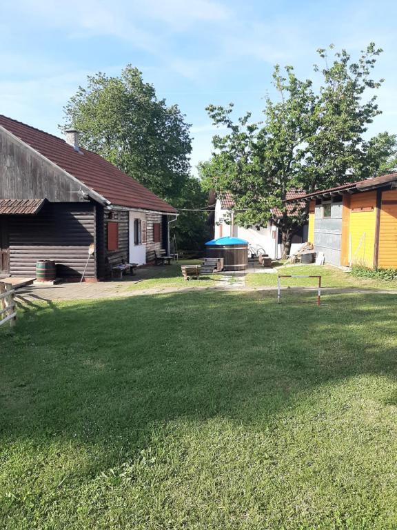 une cour avec deux bancs et un bâtiment dans l'établissement Farm Stay,Ranch,, à Čatrnja