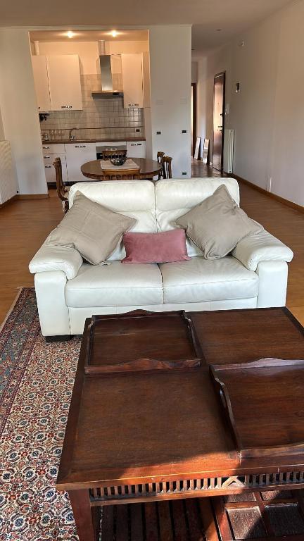 a white couch in a living room with a table at La Maison in Mestre