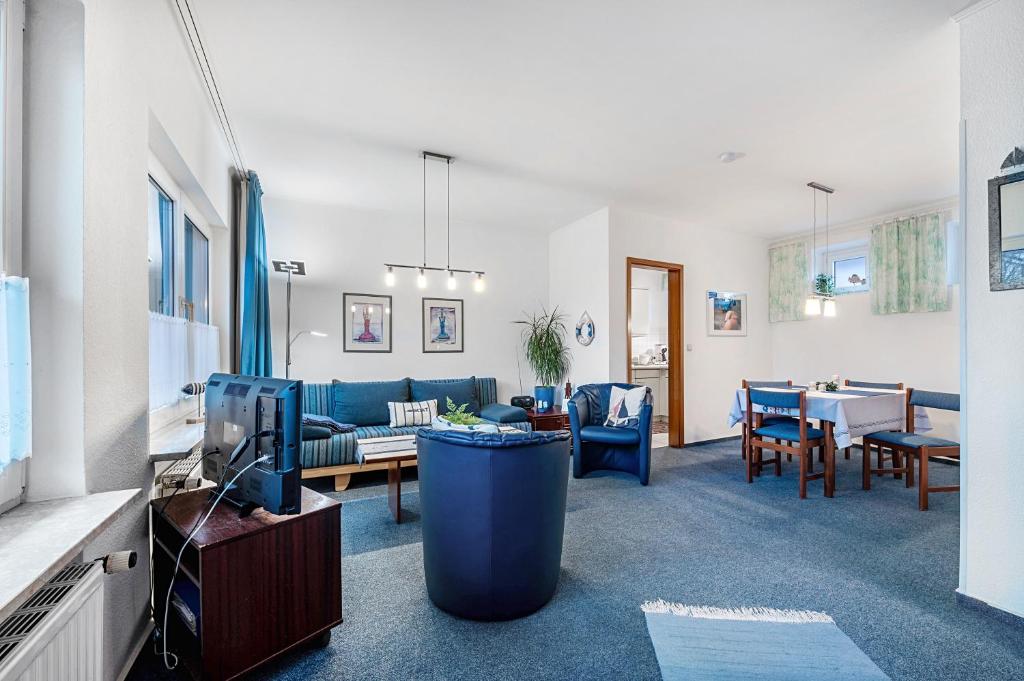 Ferienwohnung Dommel في كوكسهافن: غرفة معيشة بها أريكة وطاولة