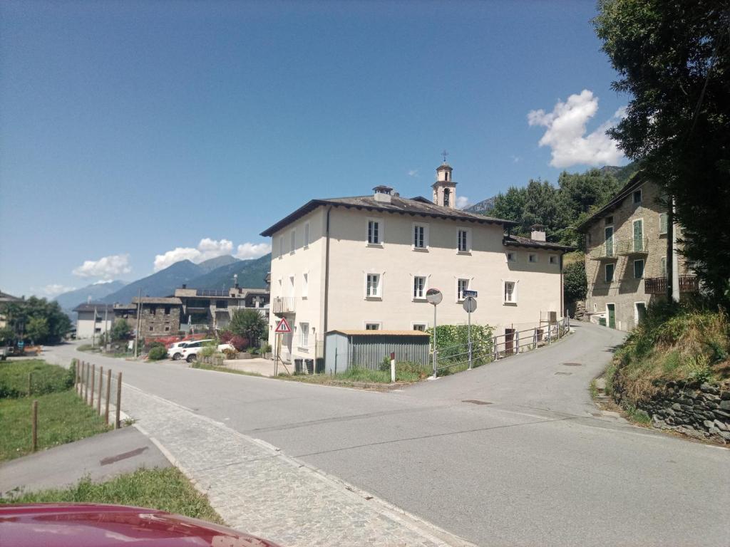 ein weißes Gebäude am Straßenrand in der Unterkunft B & B San Giovanni in Nigola