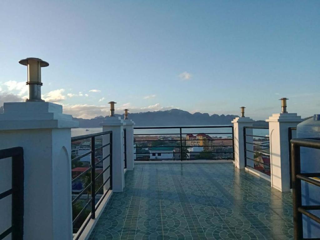 una vista dal balcone di una nave da crociera di FSS Homestay a Coron