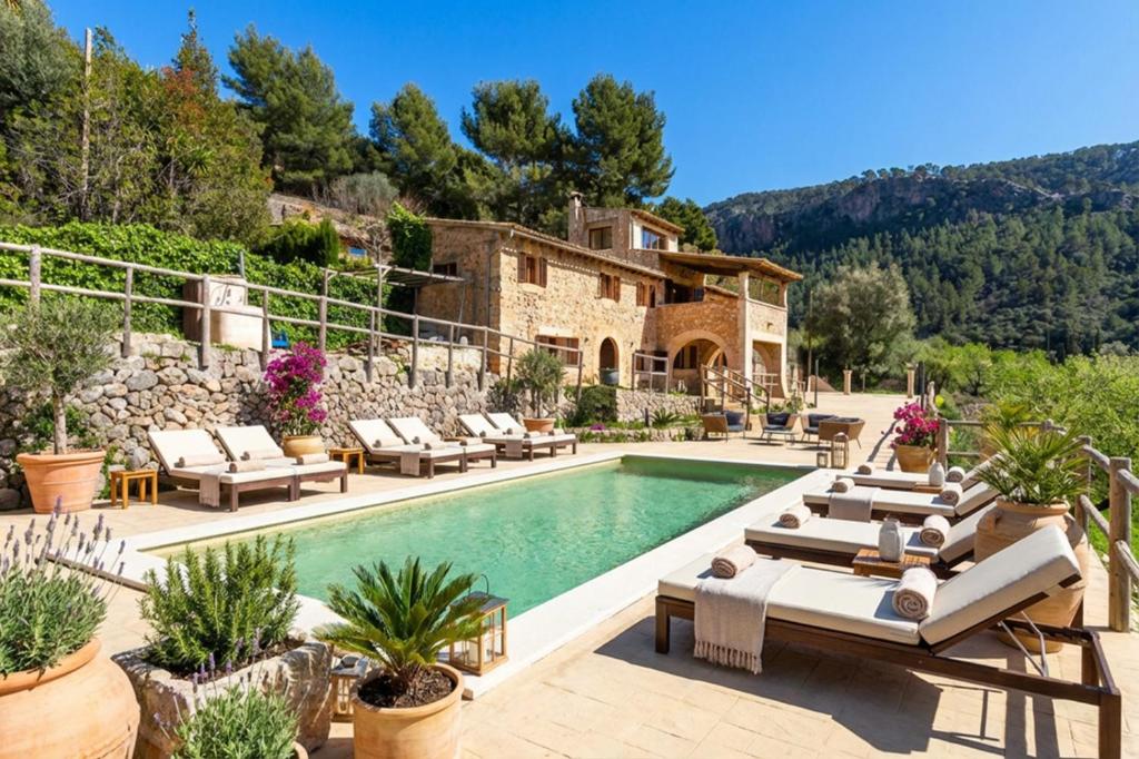 eine Villa mit einem Pool und Liegestühlen in der Unterkunft Villa My Love Mallorca in Bunyola