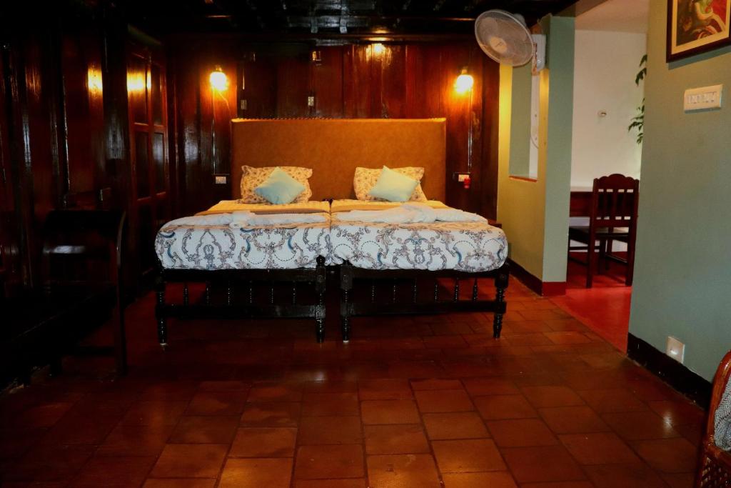 ein Schlafzimmer mit einem Bett in einem Zimmer in der Unterkunft Ayurprana Marari in Mararikulam