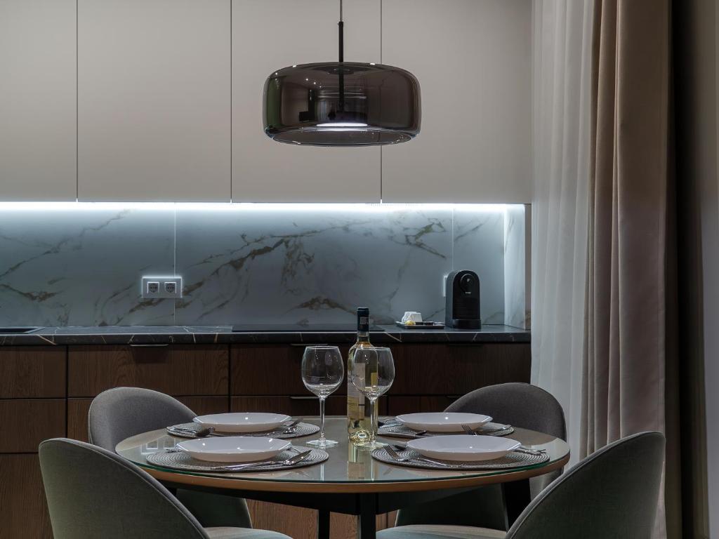 een tafel met stoelen en wijnglazen erop bij ArhitectINN Sibiu in Sibiu