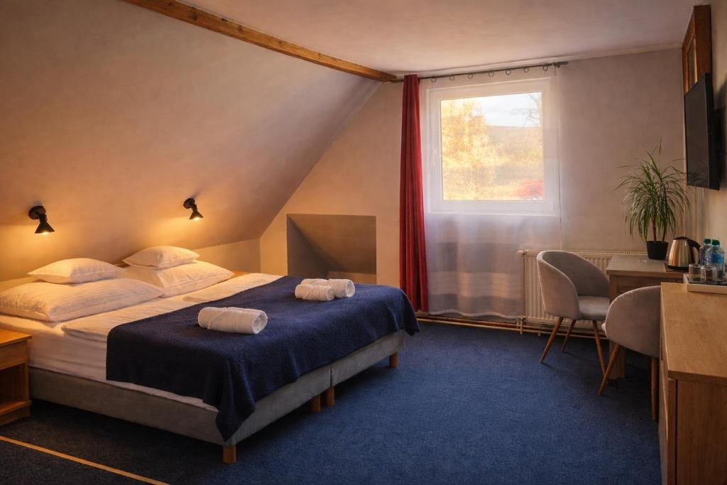 En eller flere senge i et værelse på SCOTS pokoje gościnne