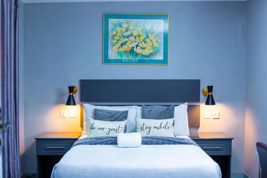 Giường trong phòng chung tại Moffat House 3