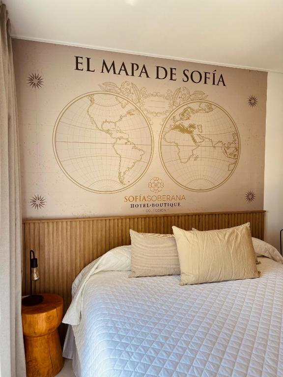 ein Schlafzimmer mit einem Bett mit einem Schild an der Wand in der Unterkunft Departamento Sofia Soberana in Bahía Blanca