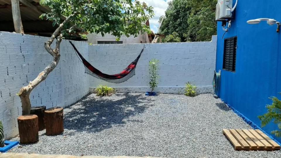 un'amaca appesa a una recinzione in un cortile di Pellin House a Bonito