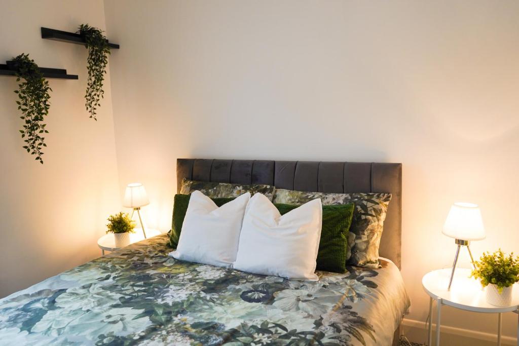 En eller flere senge i et værelse på Excellency Stays - 2 Bedroom House with Garden - Contractors, Families, Long Stays, Free Parking