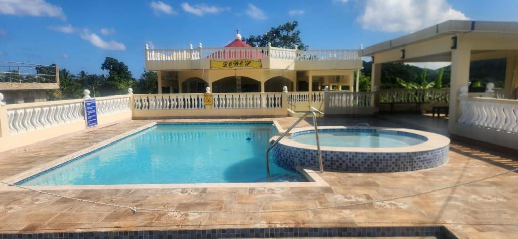 une piscine devant une maison dans l'établissement Lowes Camping Ground & Retreat, 