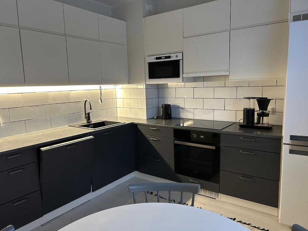 Køkken eller tekøkken på Rauhallinen 3 huonetta ja keittiö