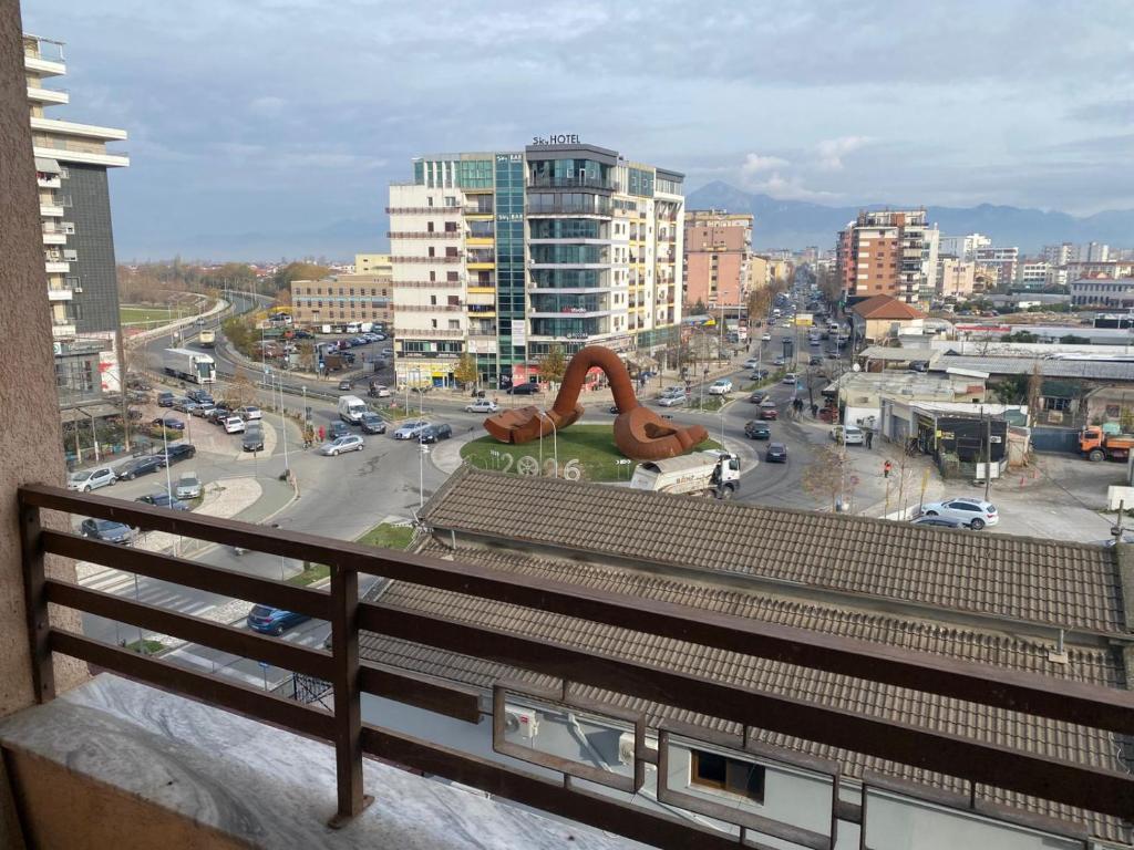 een uitzicht op een stad vanaf een balkon bij Cherry Apartments in Shkodër