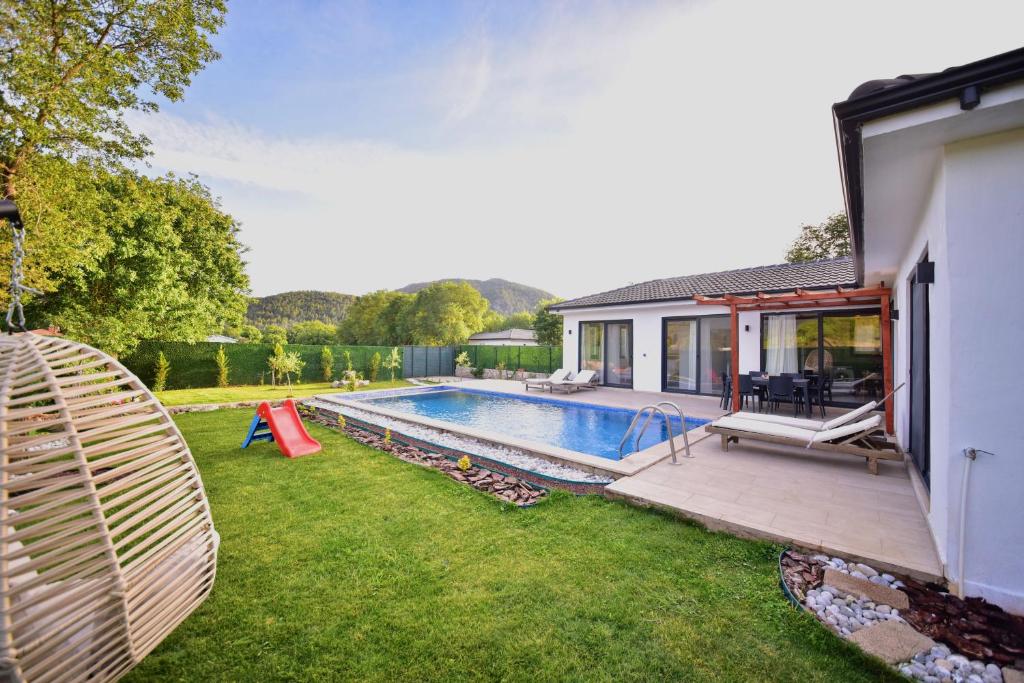 Bazén v ubytování Kastro Houses nebo v jeho okolí