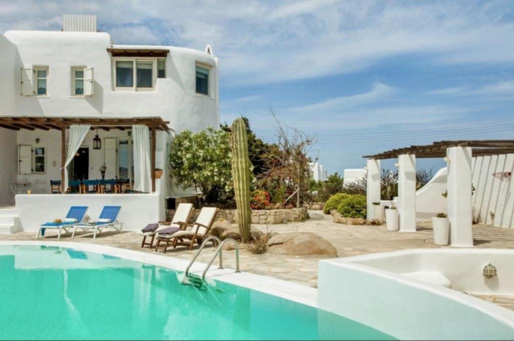 una villa con piscina e una casa di Villa Erika ad Agios Ioannis