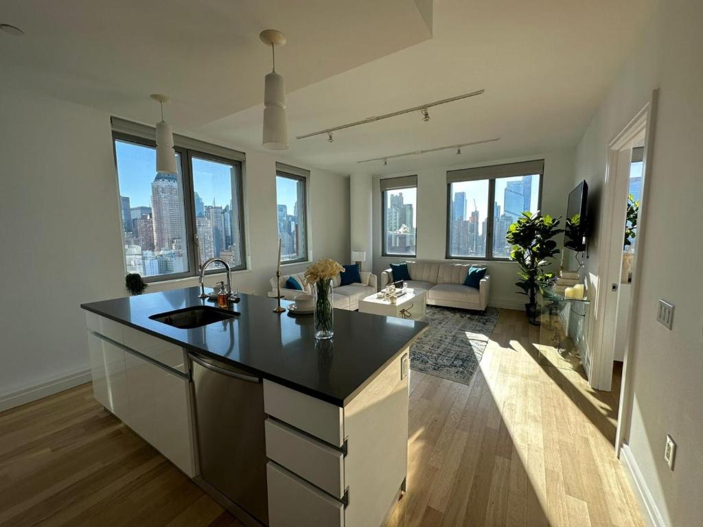 una cucina e un soggiorno con vista sulla città di Time Square Condos a New York