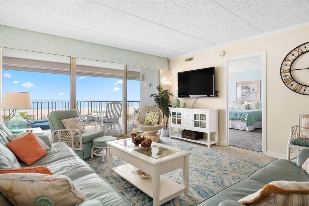 Curated visual reference: Beautiful 3 Bedroom English Towers Condo With Indoor Pool Fitness Photo Inspiration