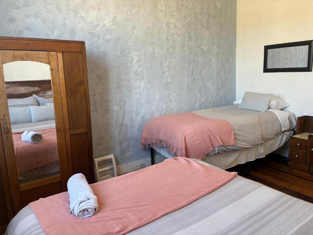 En eller flere senge i et værelse på The Yellow House