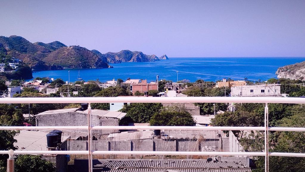ein Blick auf das Meer vom Balkon in der Unterkunft Casa Luna Hotel in Taganga