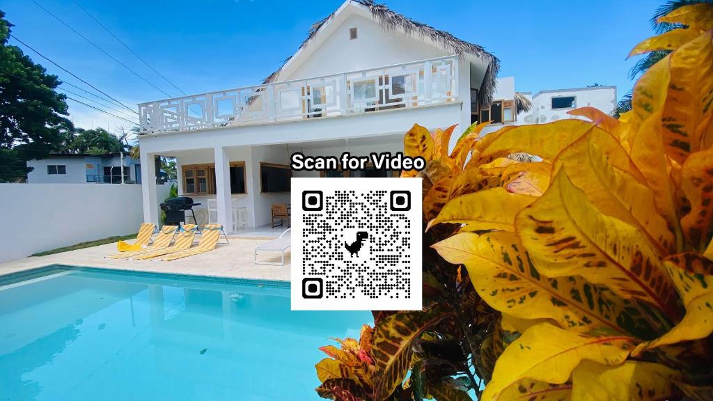 een huis met een zwembad ervoor bij Bonita Beach Villa in La Ceiba