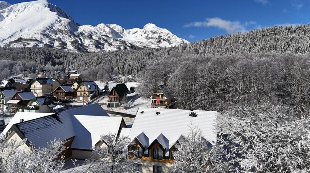 una città coperta di neve con le montagne sullo sfondo di Hotel Nordik a Motički Gaj