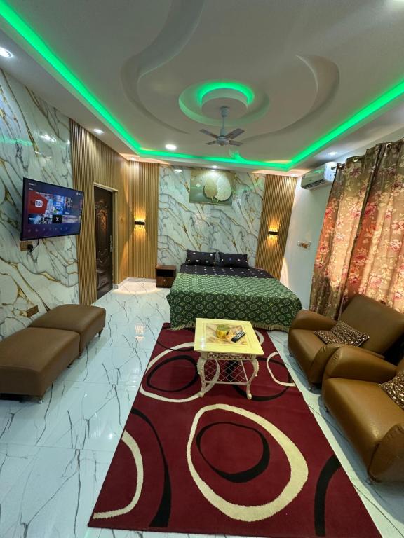 Camera con letto, TV e divano. di Property Pioneers a Accra