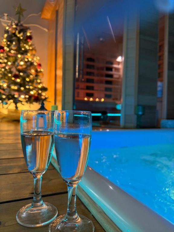 - deux verres de vin assis à côté de la piscine dans l'établissement AMA Esclusive SPA Bologna, à Bologne