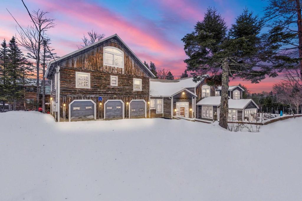 12BR Villa Near Mount Snow Sleeps 32 Hot Tub & Indoor Pool om vinteren