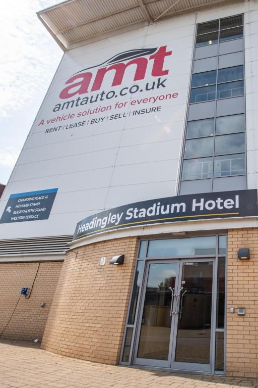 利兹Headingley Stadium Hotel的侧面有标志的建筑物