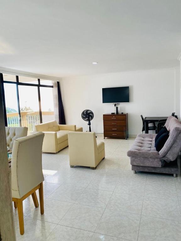 Μια τηλεόραση ή/και κέντρο ψυχαγωγίας στο Rodadero Ocean View Apartment