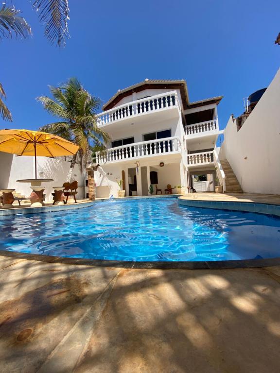 una piscina davanti a una casa di Canoa Suites & Apartments a Canoa Quebrada