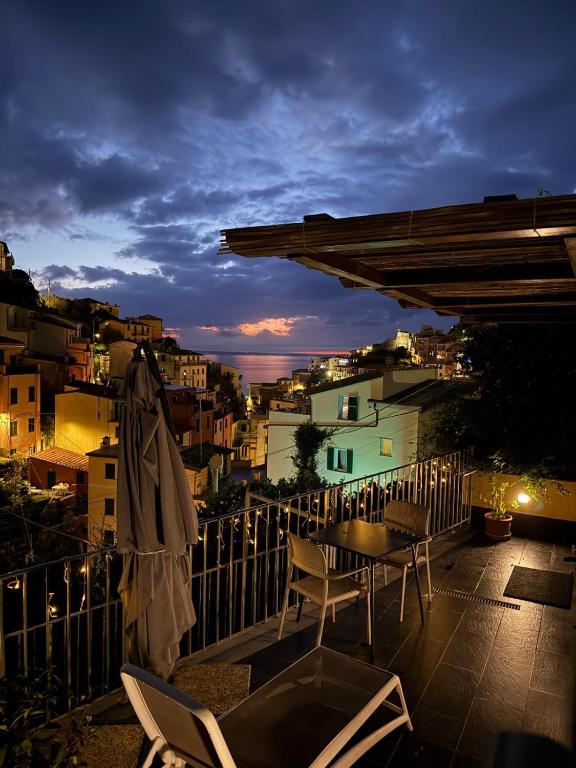 里奥马哲雷洛坎达卡达意里德酒店的带桌椅和遮阳伞的露台