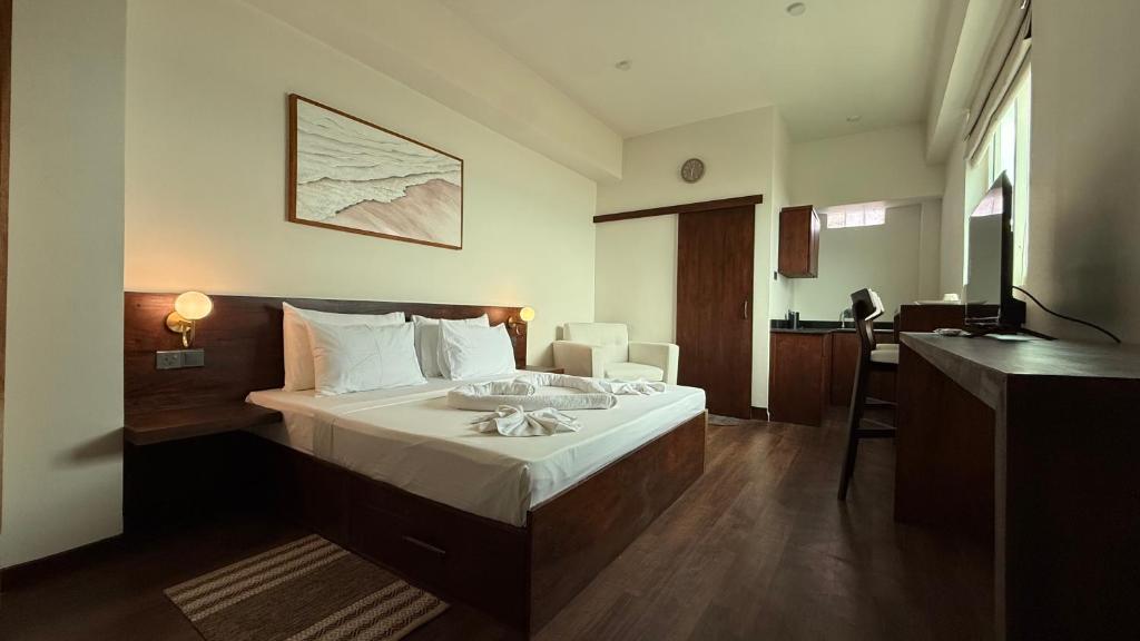 ein Hotelzimmer mit Bett und Küche in der Unterkunft Eolie Loft in Colombo