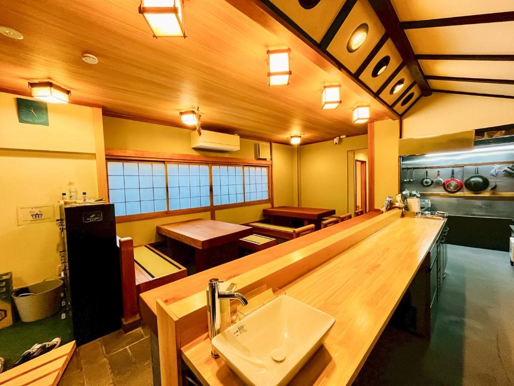 eine Küche mit einem Waschbecken in der Mitte eines Zimmers in der Unterkunft 尾道stay源 -MINAMOTO- in Kaneyoshi