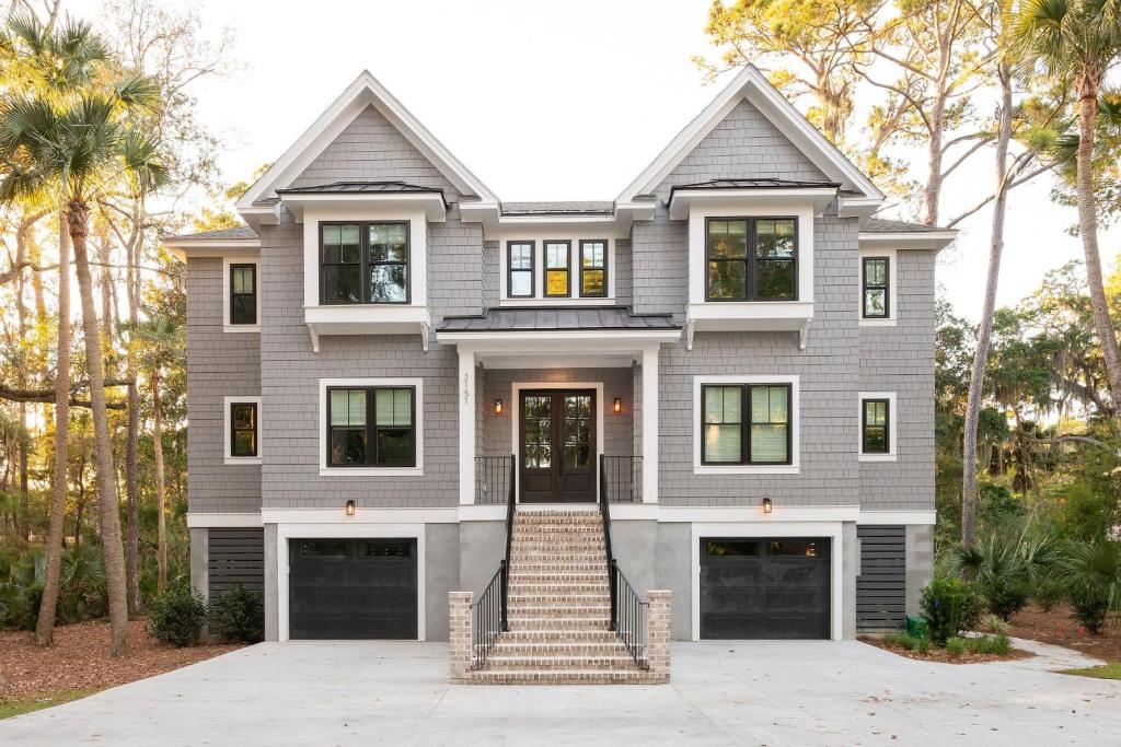 een grijs huis met bomen ervoor bij 3151 Baywood Drive in Seabrook Island