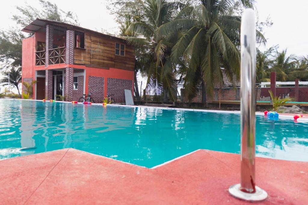 a swimming pool in front of a house at Casa Playa Linda VILLA LUA Tapachula in El Desengaño