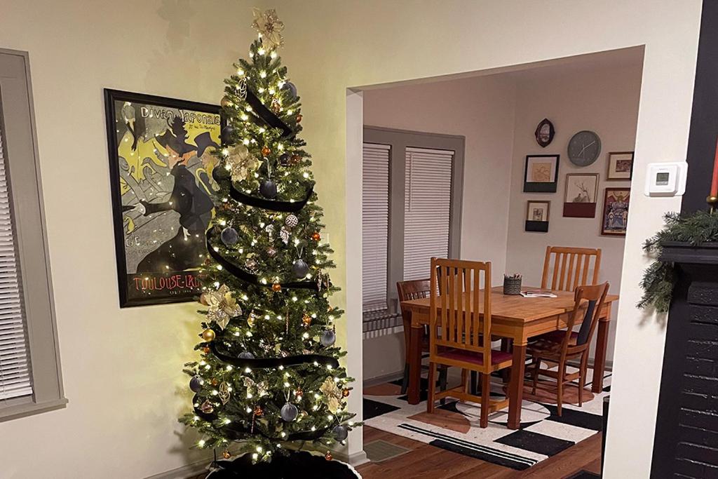 een kerstboom in een woonkamer met een tafel bij 2 Bedroom Home - Posh Princeton Pad in Columbus