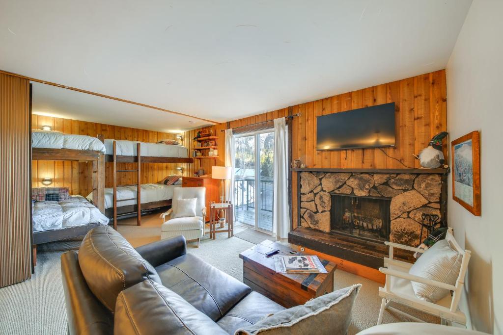 Et tv og/eller underholdning på Walk to Chair Lift Mtn-View Schweitzer Studio!