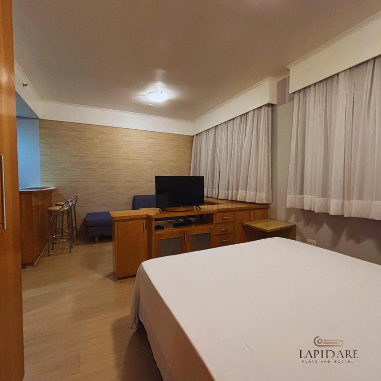 Μια τηλεόραση ή/και κέντρο ψυχαγωγίας στο Flat Studio Suites Hotel Comfo Alphaville