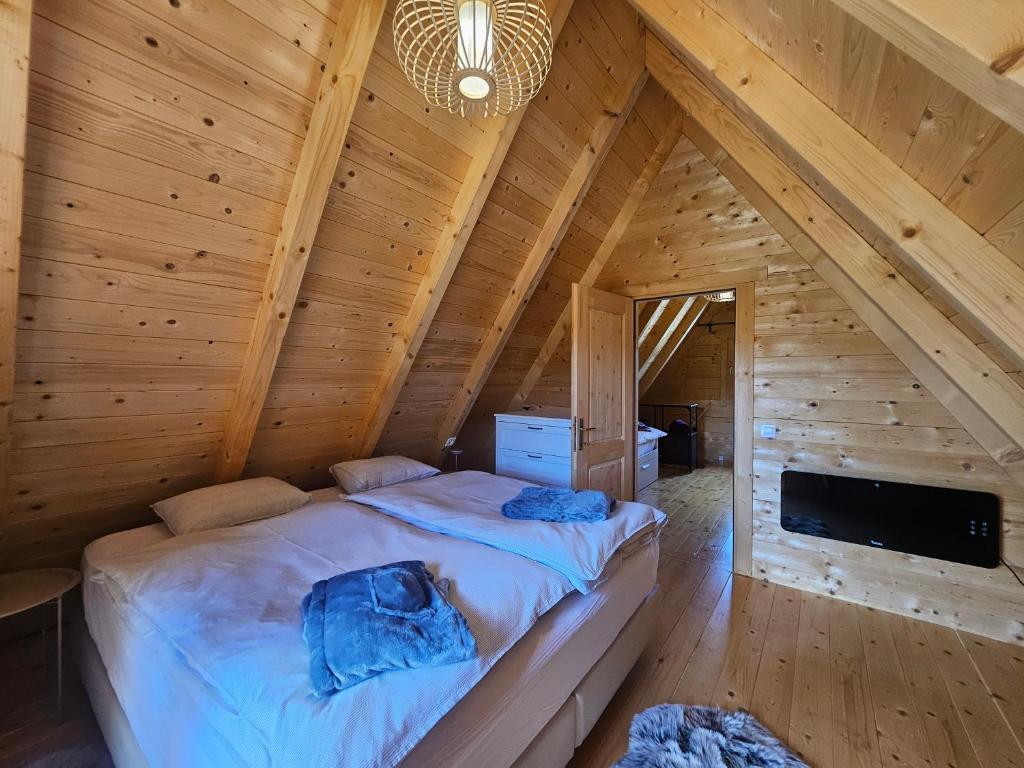 En eller flere senge i et værelse på Tomina Koliba Lika