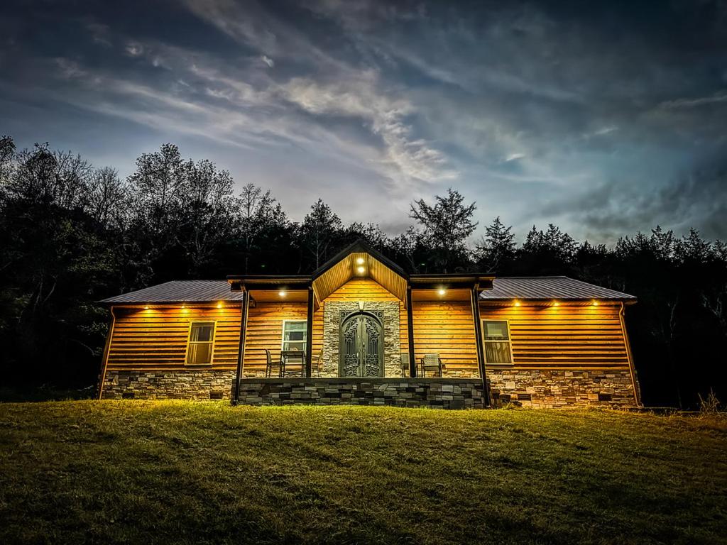 una baita di tronchi con luci sulla parte anteriore di Horse Farm, 4BR 4BA Lodge in Scenic Valley, 20min from Center Hill Lake, 1hr from Nashville 