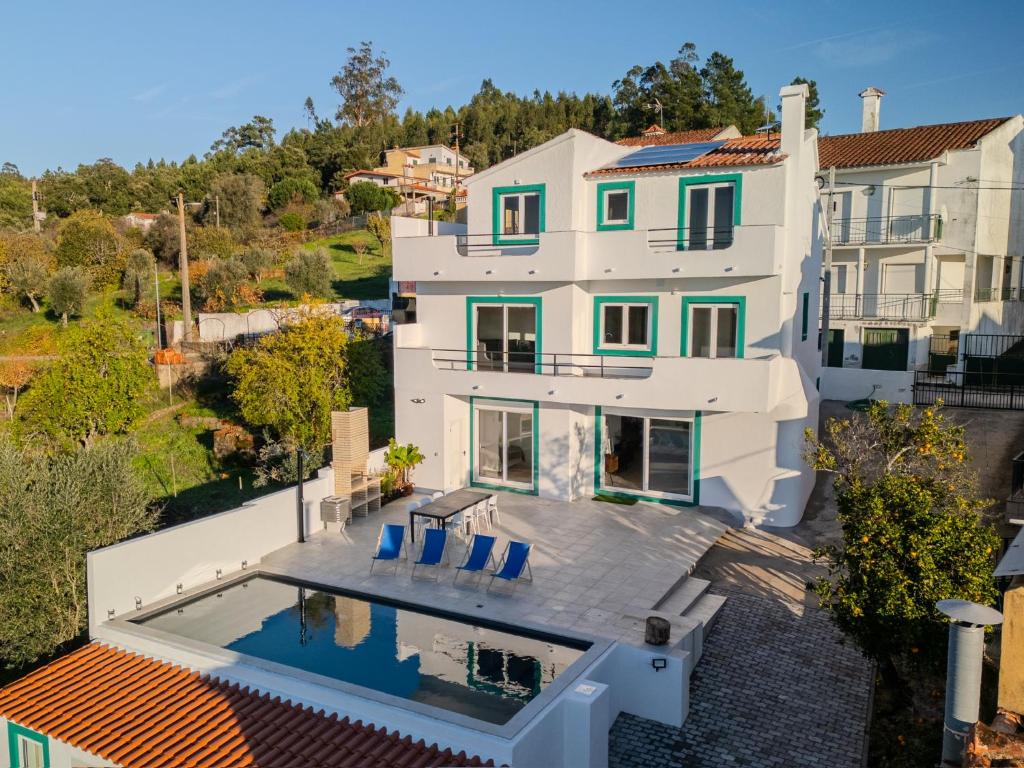 een luchtfoto van een huis met een zwembad bij Green House Zêzere 