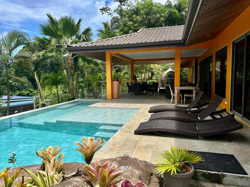 ein Haus mit Pool neben einem Haus in der Unterkunft Villa Alana in Bora Bora
